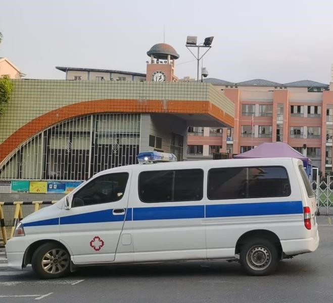 白云救护车出租护送骨折病人一公里多少钱